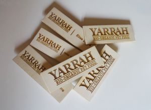 broches en bois grav&eacute;es