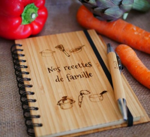 cuaderno de madera grabada con recetas saladas