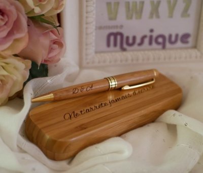 Bolígrafo de madera y caja personalizada