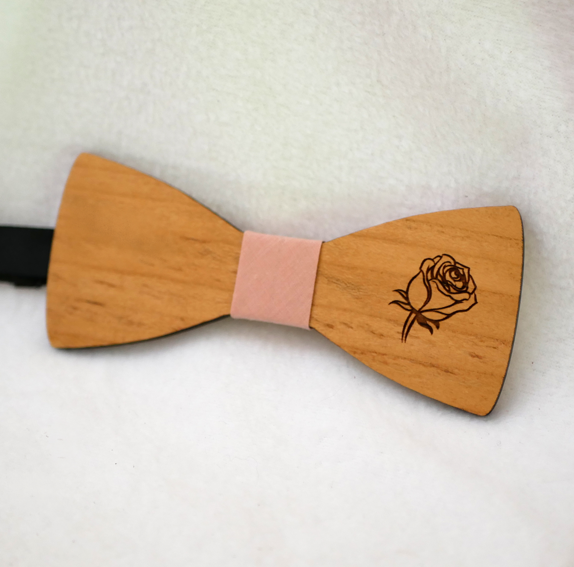 Diseño de una rosa grabada en una pajarita