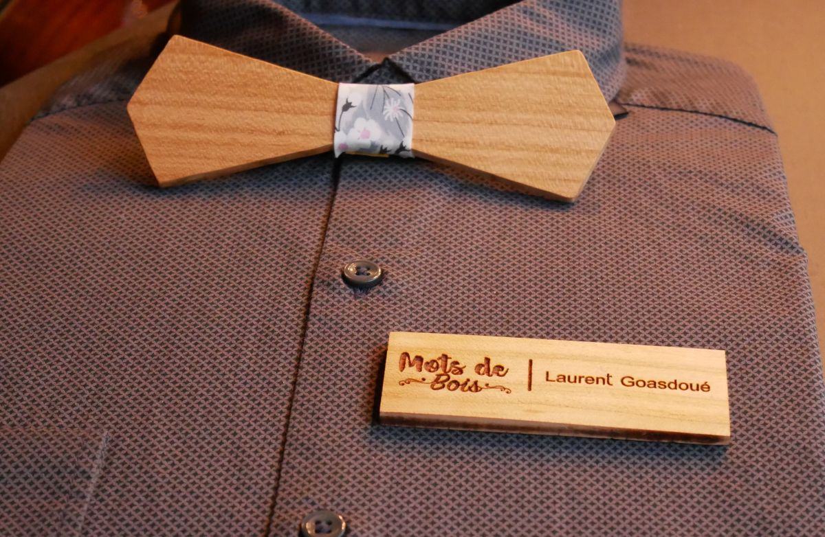 Insignia de madera con el logotipo y el nombre de la empresa