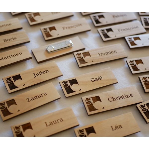 Insignia de madera con el logotipo y el nombre de la empresa