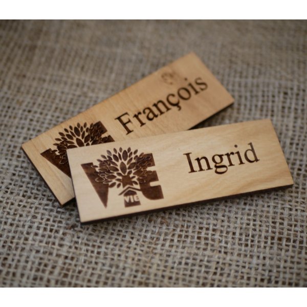 Insignia de madera con el logotipo y el nombre de la empresa