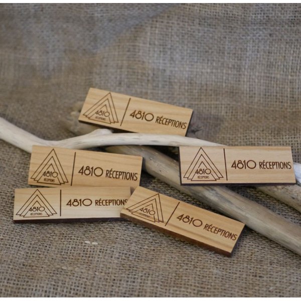 Insignia de madera con el logotipo y el nombre de la empresa