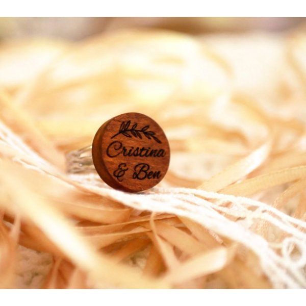 Anillo cabuj&oacute;n de madera personalizado mediante grabado