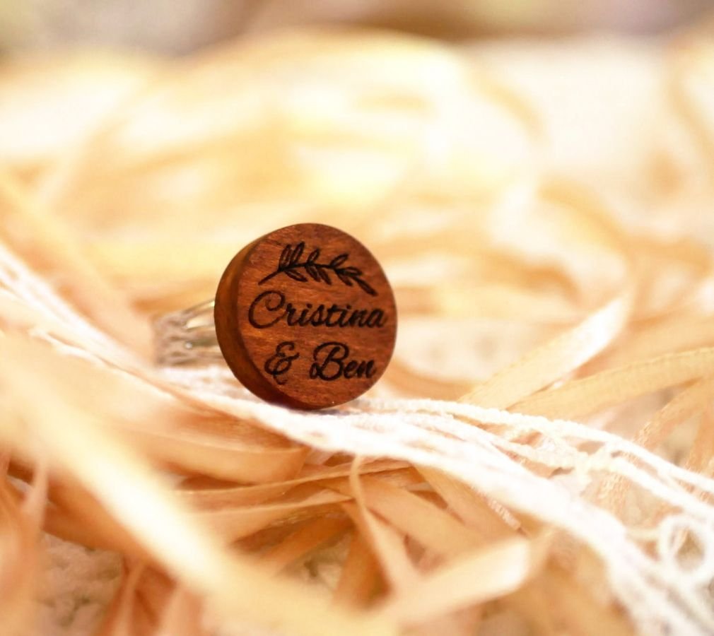 Anillo cabujón de madera personalizado mediante grabado