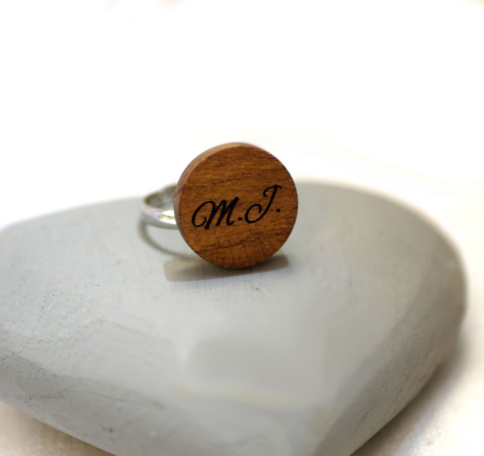 Anillo cabujón de madera personalizado mediante grabado