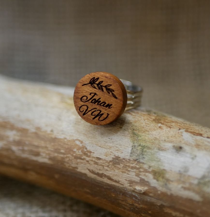 Anillo cabujón de madera personalizado mediante grabado