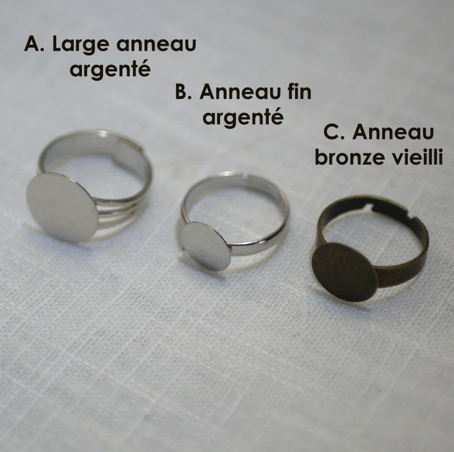 Anillo cabujón de madera personalizado mediante grabado