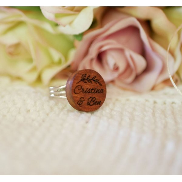 Anillo cabuj&oacute;n de madera personalizado mediante grabado