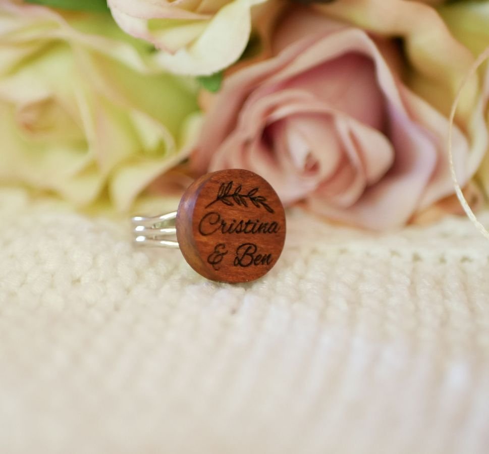 Anillo cabujón de madera personalizado mediante grabado