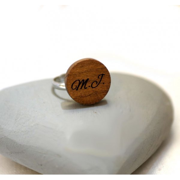 Anillo cabuj&oacute;n de madera personalizado mediante grabado