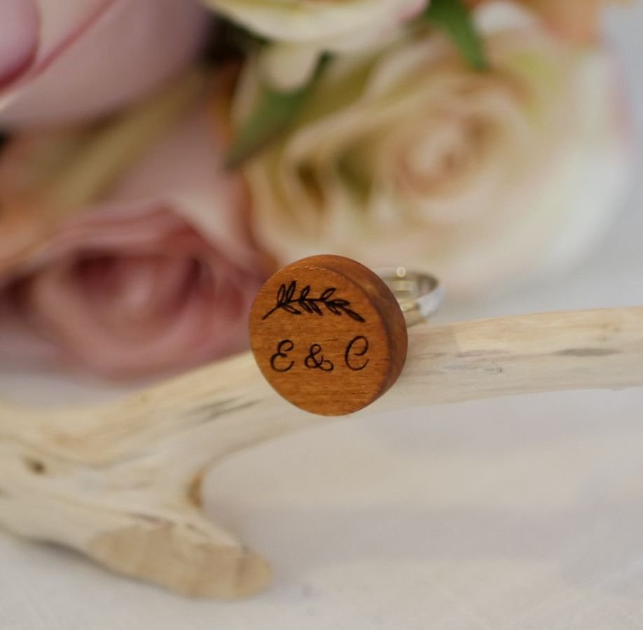 Anillo cabujón de madera personalizado mediante grabado