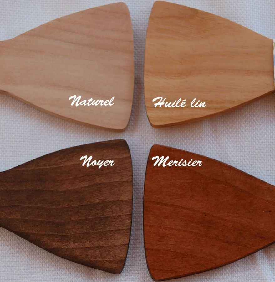 Pulsera de cuero con pajarita de madera en miniatura e iniciales caladas