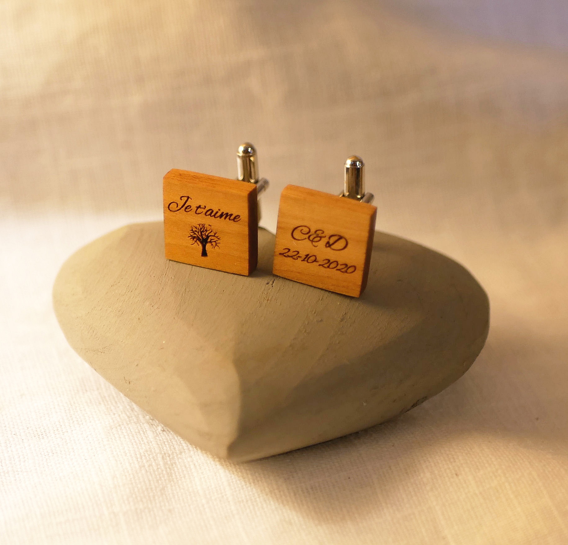 Échantillons de bois pour boutons de manchette personnalisables.