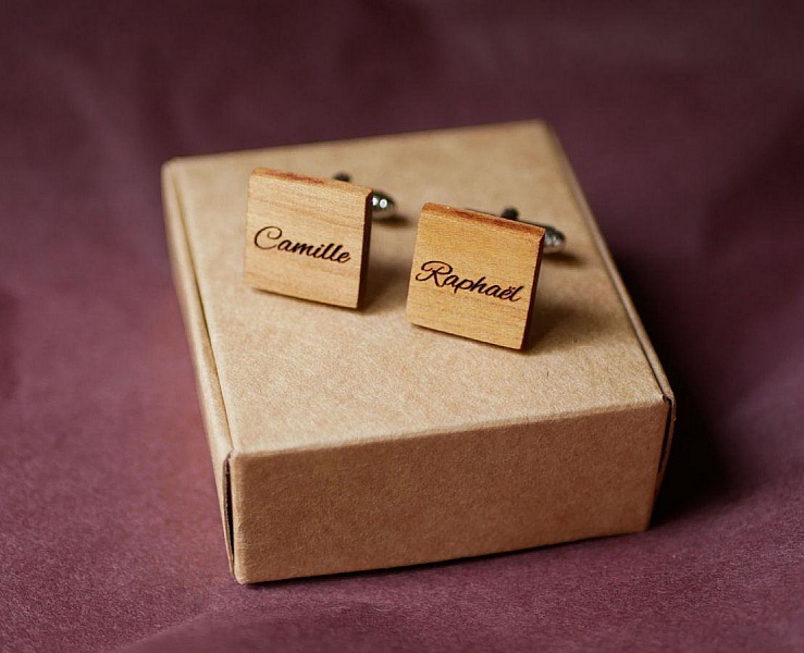 Échantillons de bois pour boutons de manchette personnalisables.