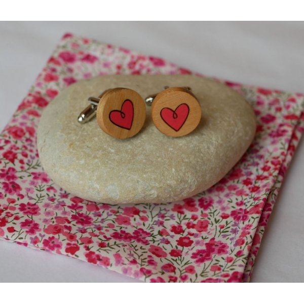 Gemelos de madera con corazones pintados