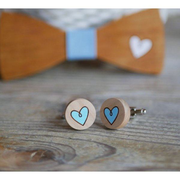 Gemelos de madera con corazones pintados