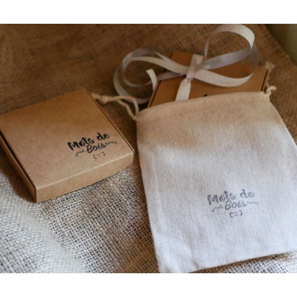 Gemelos de madera con corazones pintados