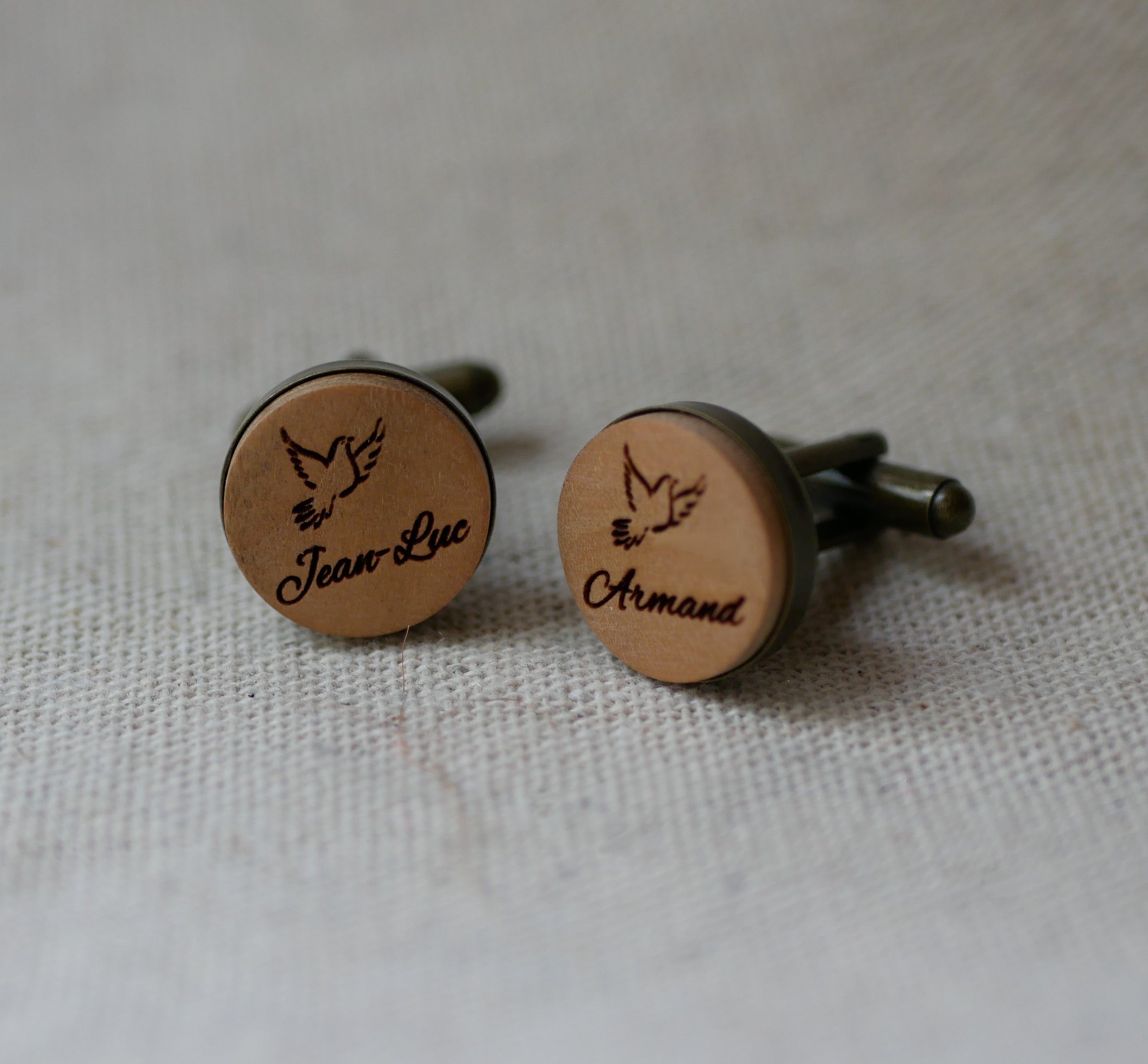 Gemelos de madera engastados en bronce envejecido 16 mm personalizables