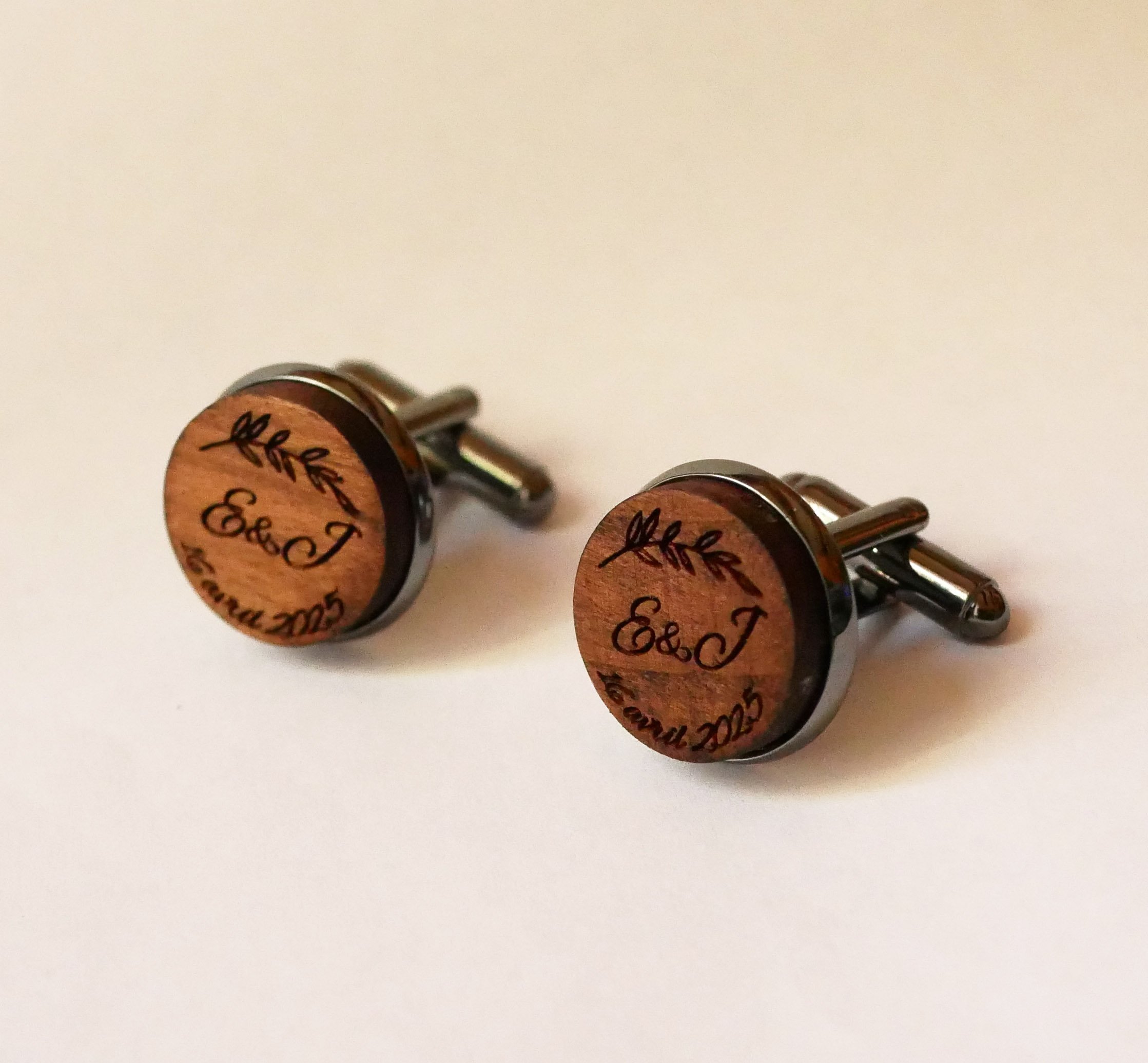 Juego de gemelos de madera en acero oscuro 16mm personalizables