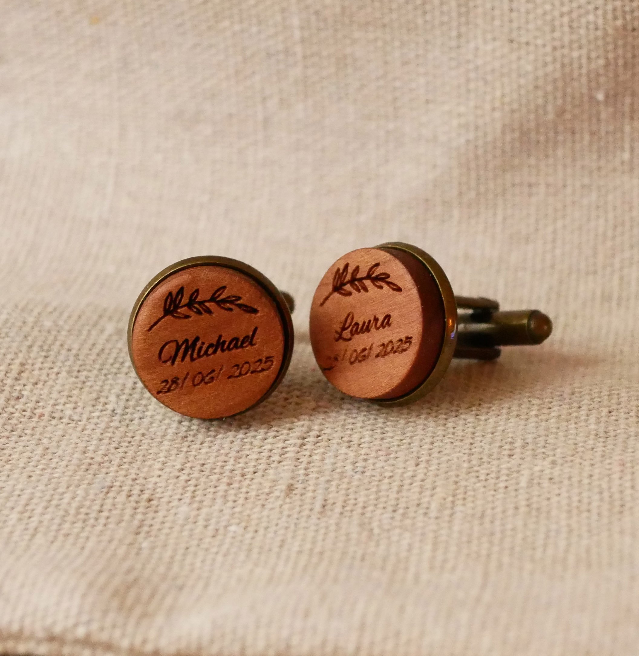 Gemelos de madera engastados en bronce envejecido 16 mm personalizables