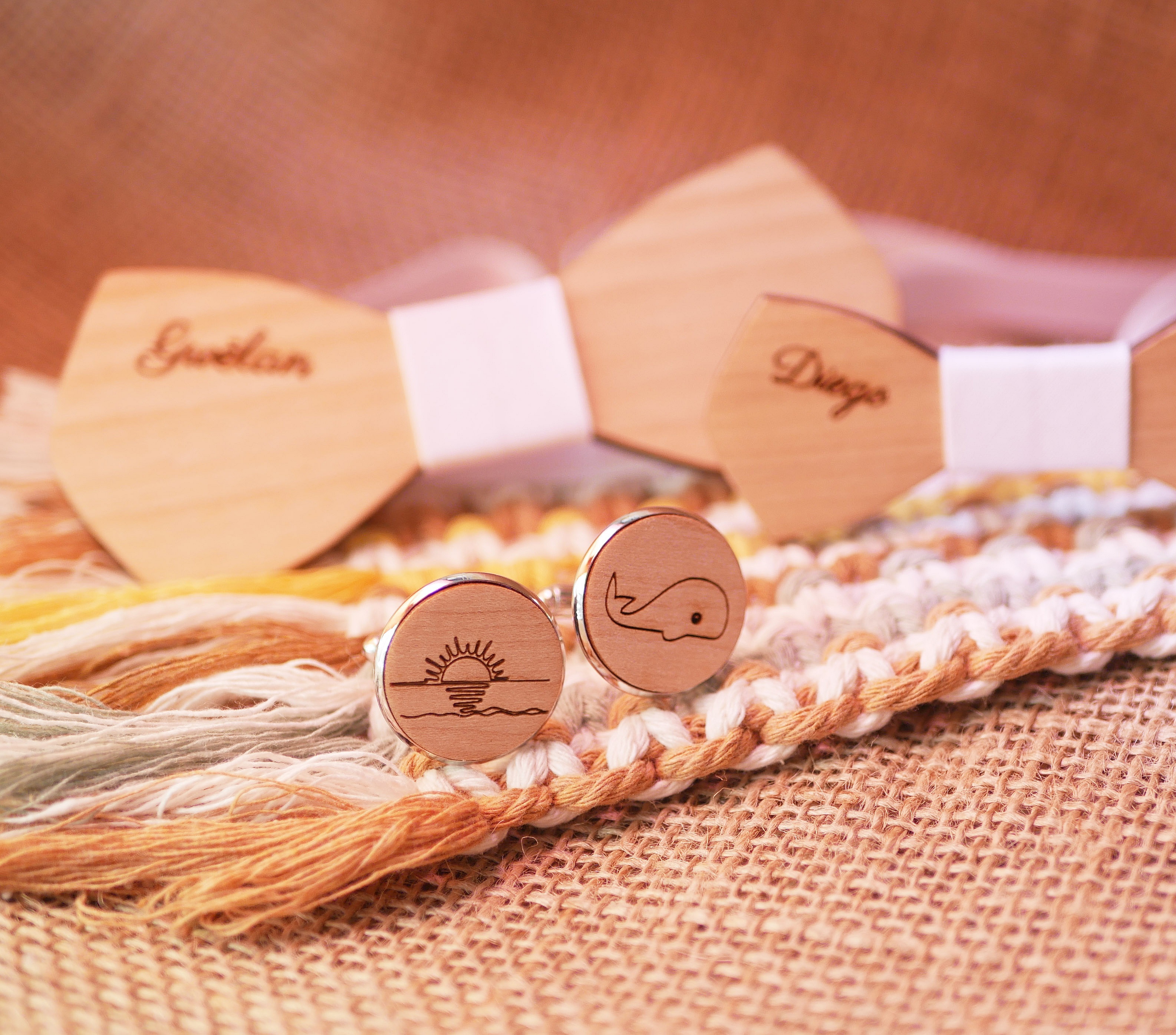 Juego de gemelos cabuj&oacute;n con dise&ntilde;o grabado