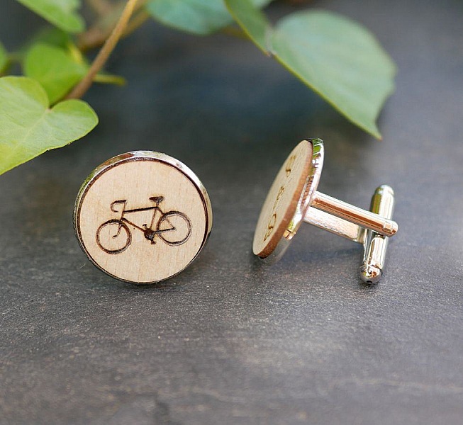 Juego de gemelos cabuj&oacute;n con dise&ntilde;o grabado