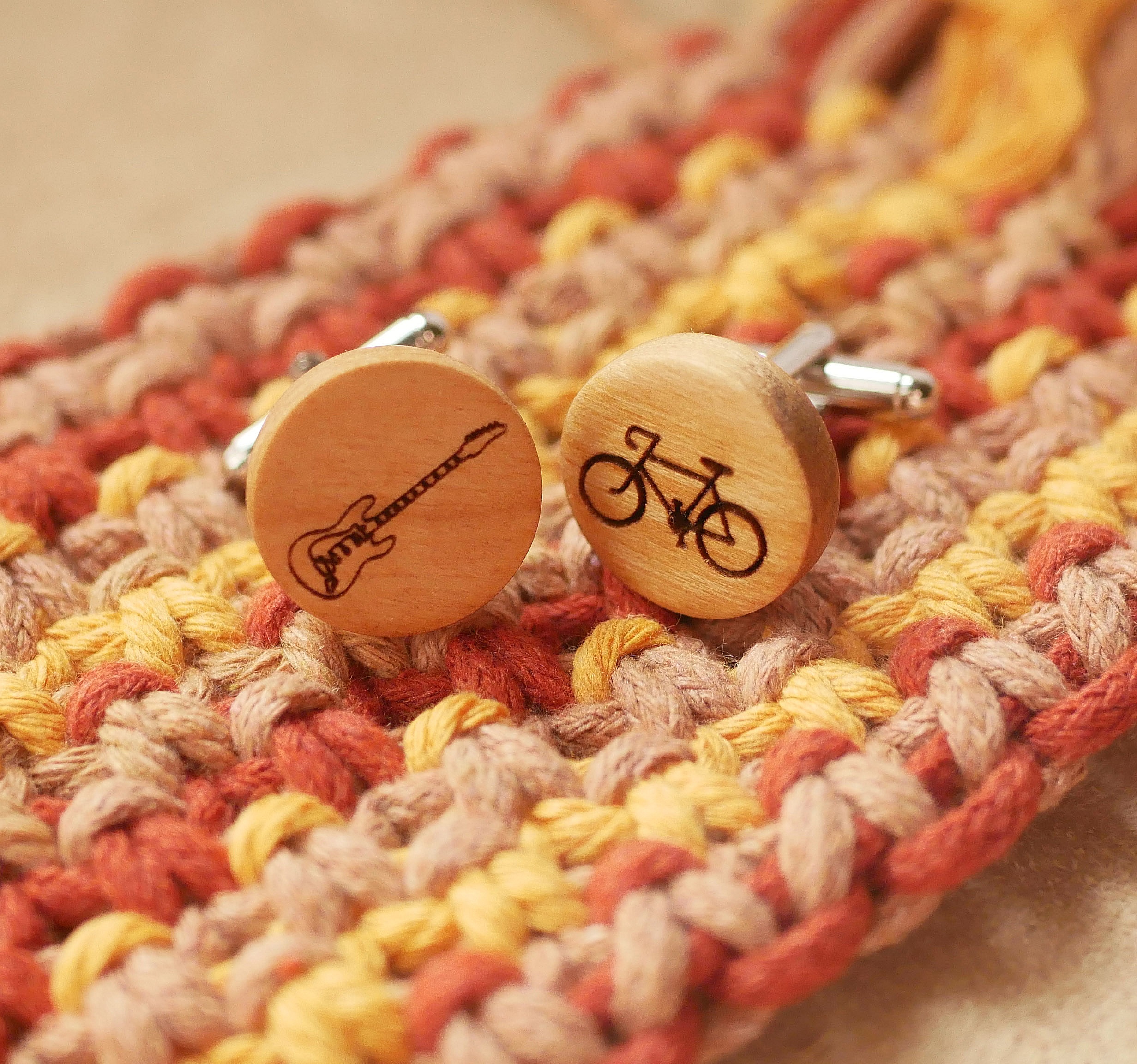 Boutons de manchette en merisier gravés avec motifs personnalisés.