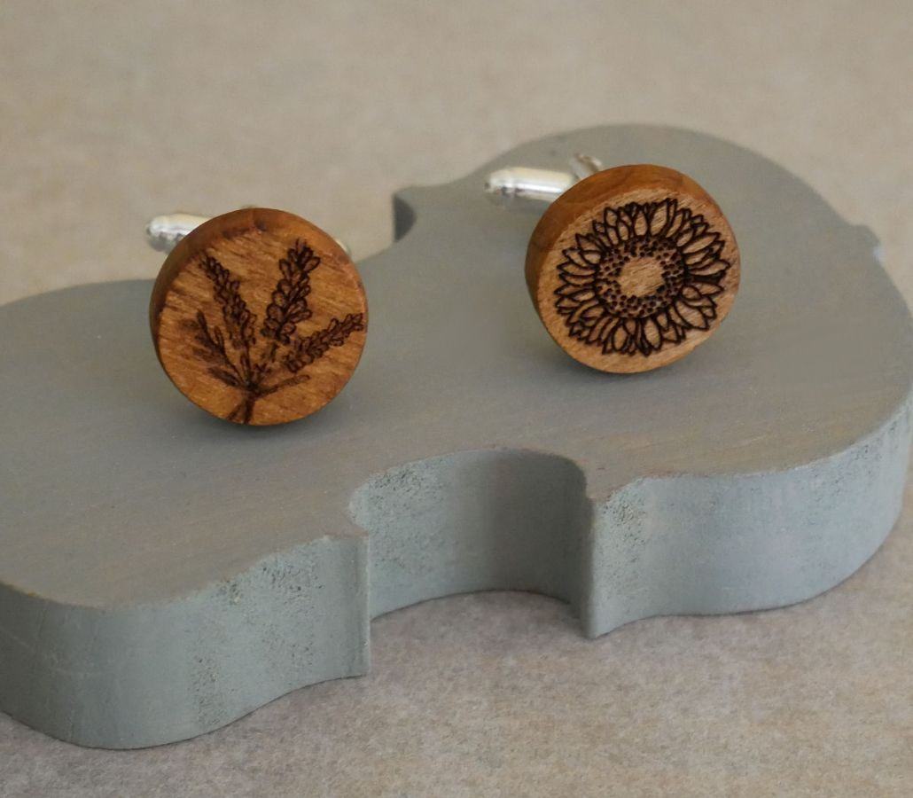Gemelos de madera de cerezo con sus diseños grabados