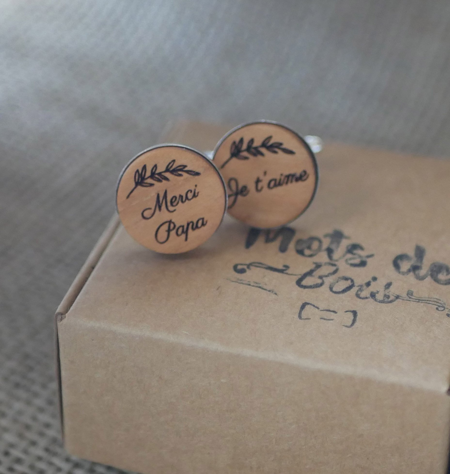 Gemelos engastados en plata platino 16 mm en madera grabada 