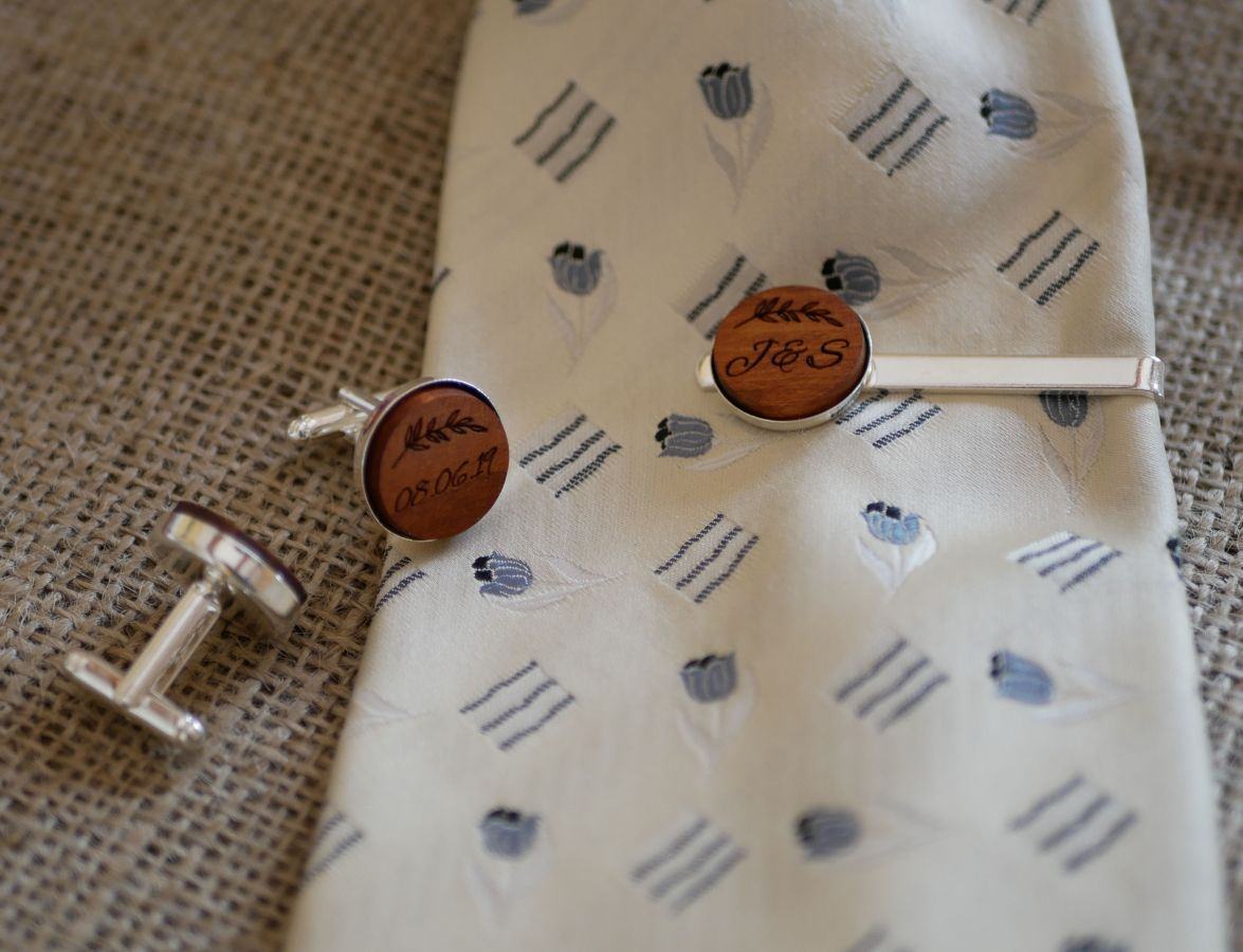 Pasador de corbata de madera con cabujón de madera grabado
