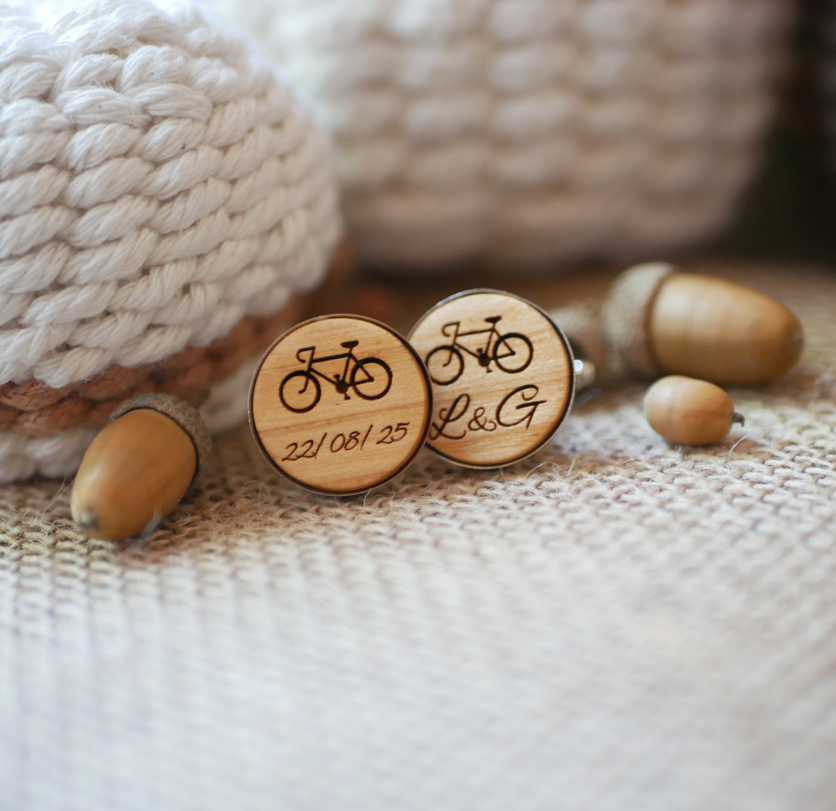 Gemelos engastados en plata platino 16 mm en madera grabada 