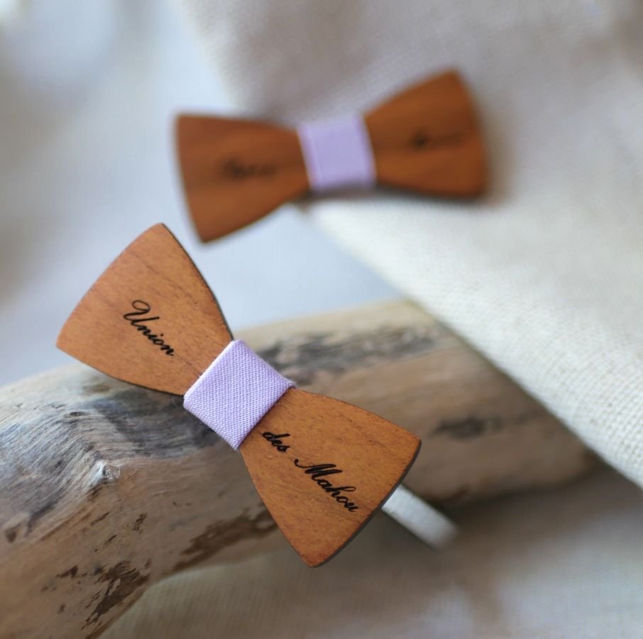 Pulsera de cuero con pajarita de madera en miniatura, personalizable