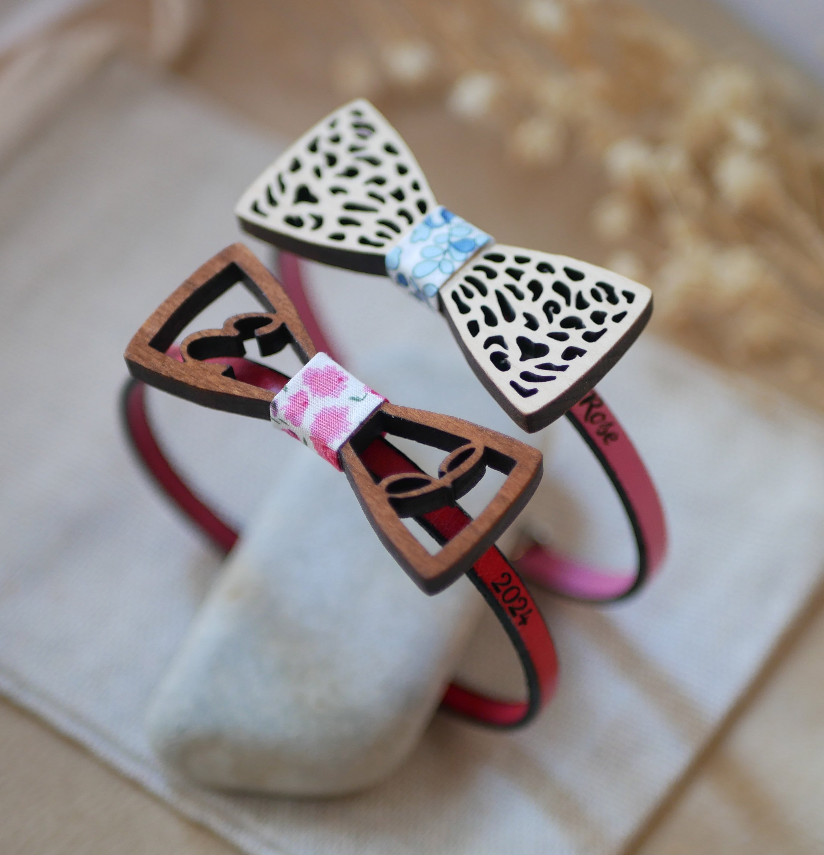 Pulsera de cuero con pajarita de madera calada en miniatura, personalizable