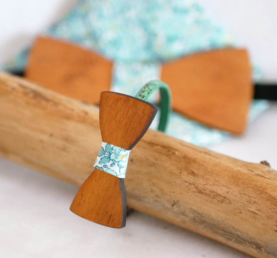 Pulsera de cuero con pajarita de madera en miniatura, personalizable