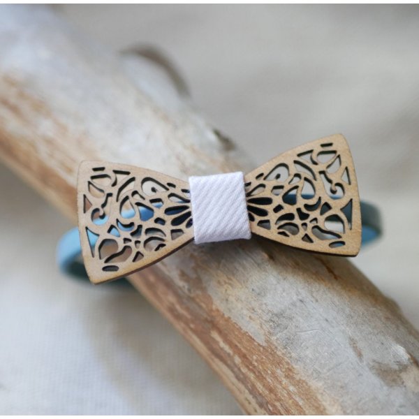 Pulsera de cuero con pajarita de madera calada en miniatura, personalizable