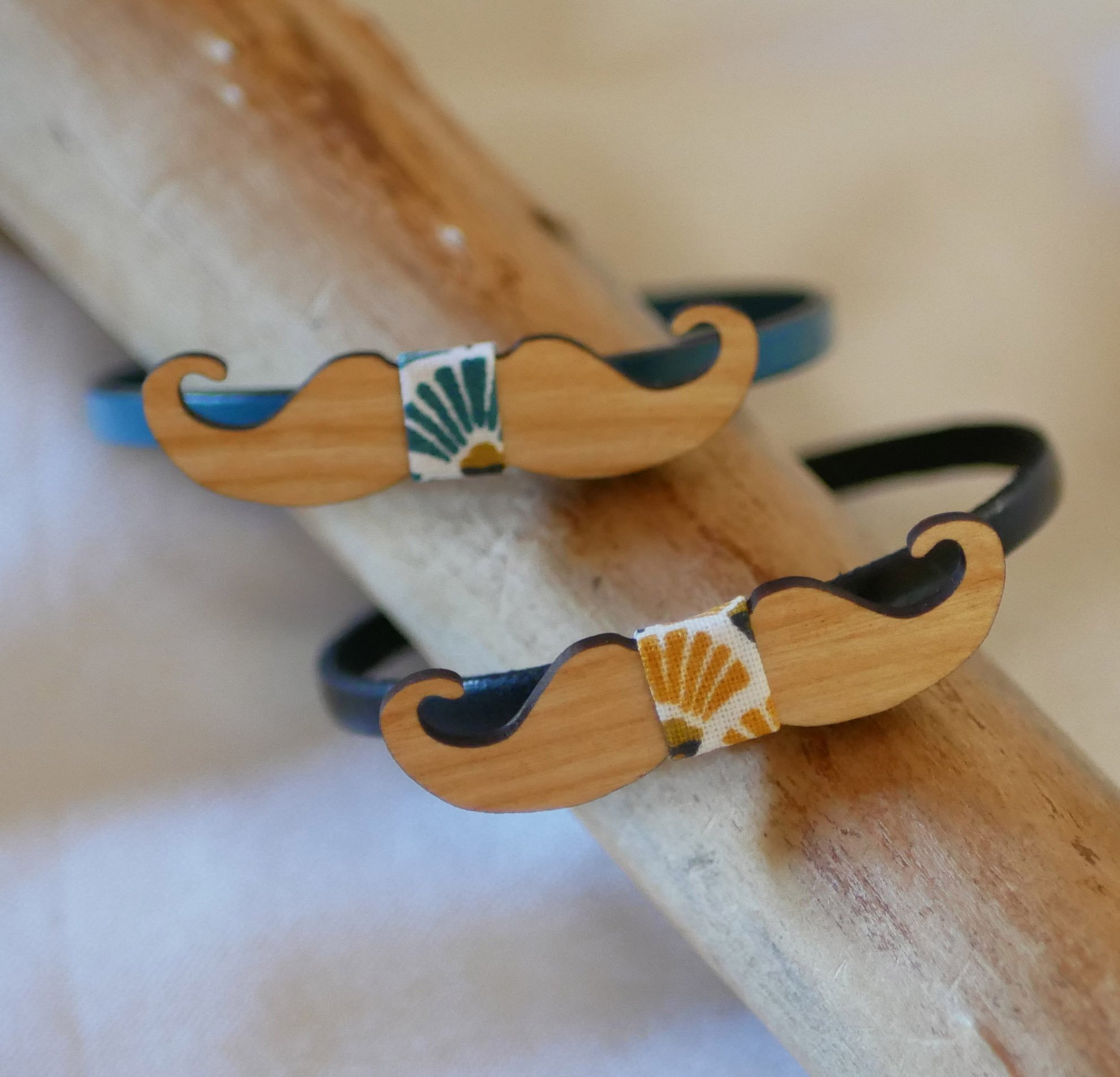 Pulsera de cuero con pajarita en miniatura Bigotes de madera personalizables