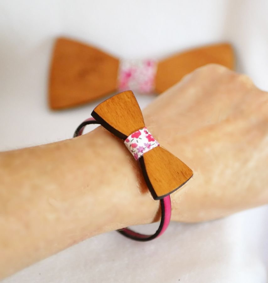 Pulsera de cuero con pajarita de madera en miniatura, personalizable