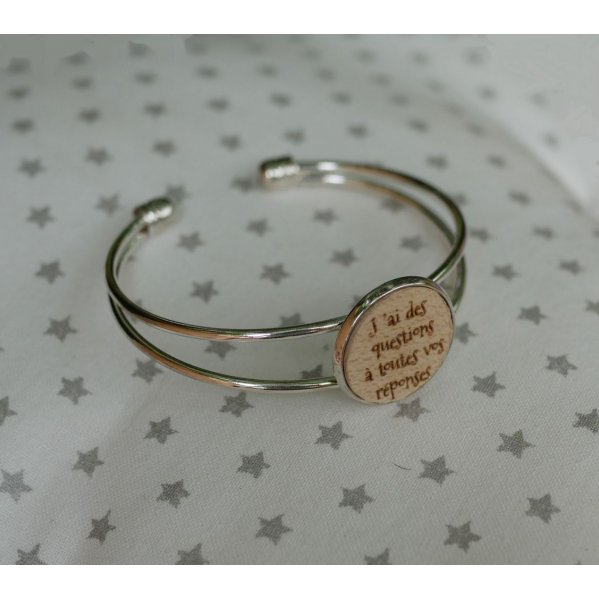 Pulsera con cabuj&oacute;n de madera para personalizar y metal plateado
