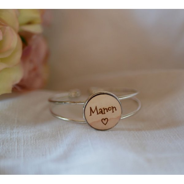 Pulsera con cabuj&oacute;n de madera para personalizar y metal plateado
