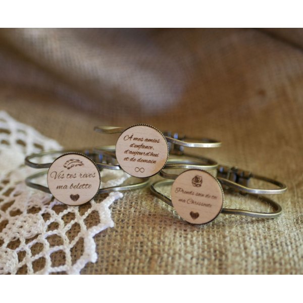 Pulsera de lat&oacute;n y madera con cabuj&oacute;n personalizable 