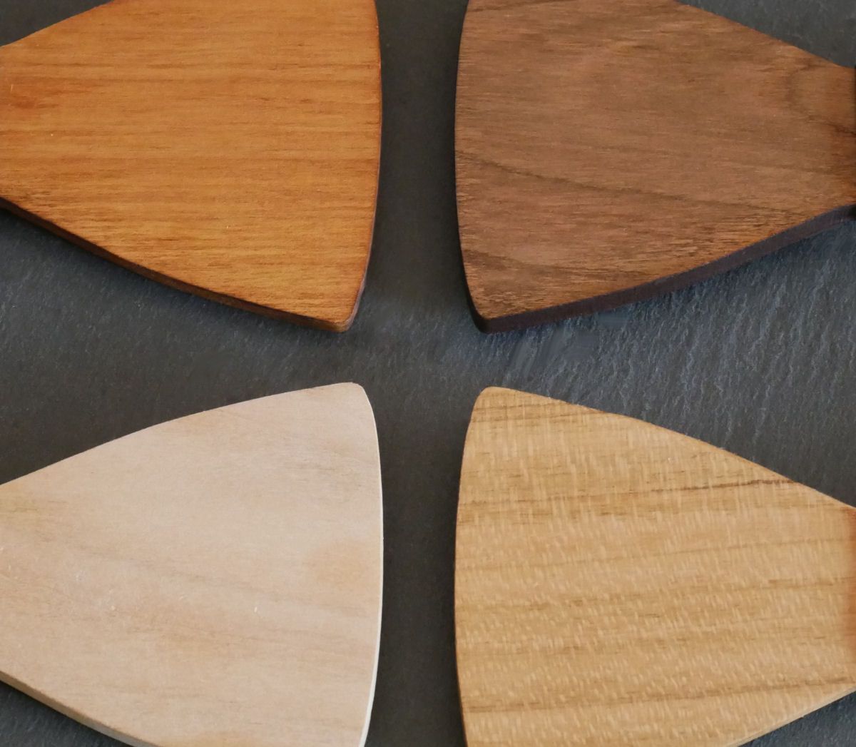 Pulsera de latón y madera con cabujón personalizable 