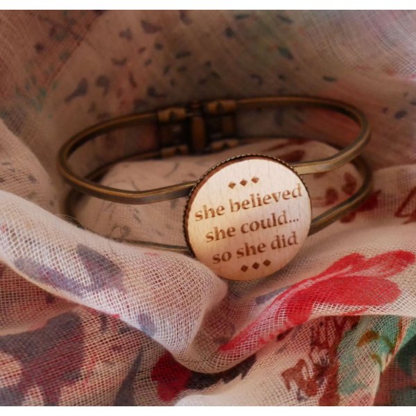 Pulsera de lat&oacute;n y madera con cabuj&oacute;n personalizable 