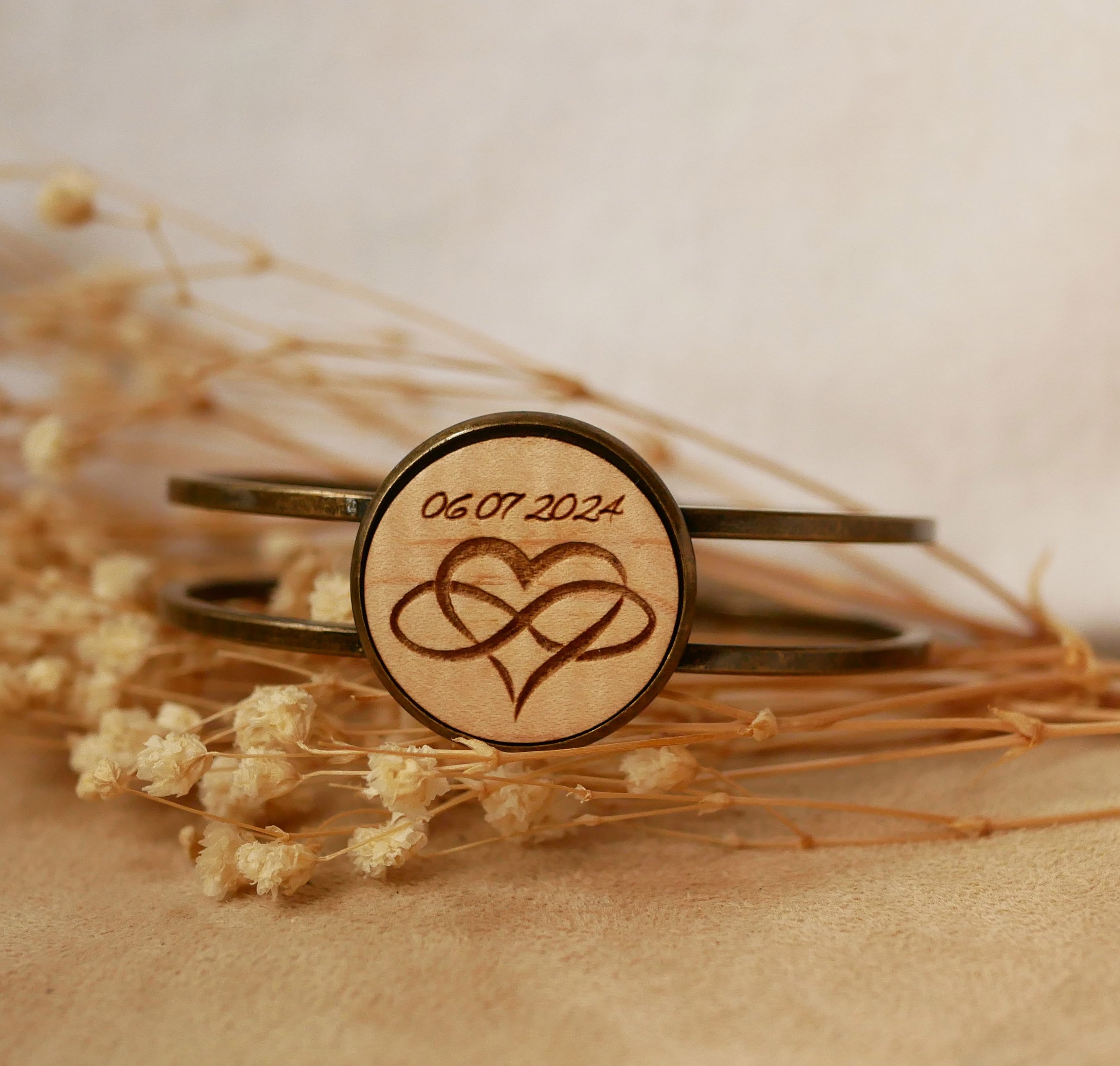 Pulsera de lat&oacute;n y madera con cabuj&oacute;n personalizable 