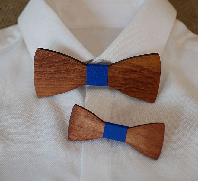 Nœuds papillon en bois avec centre bleu sur chemise blanche.