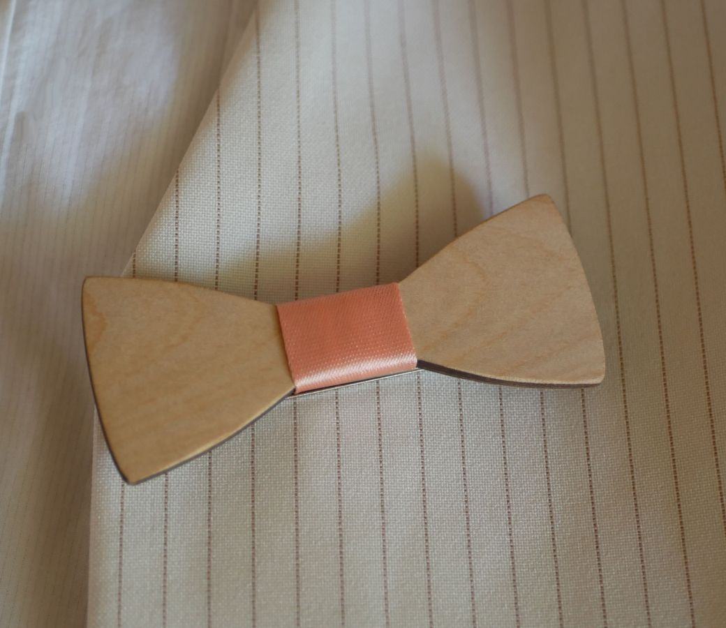 Mini broche de pajarita de madera para personalizar