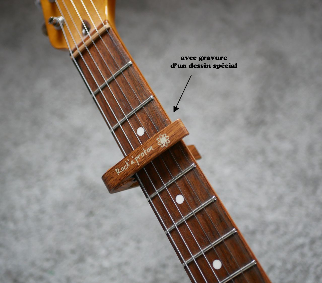 Cejilla de guitarra de aluminio con grabado dorado personalizable