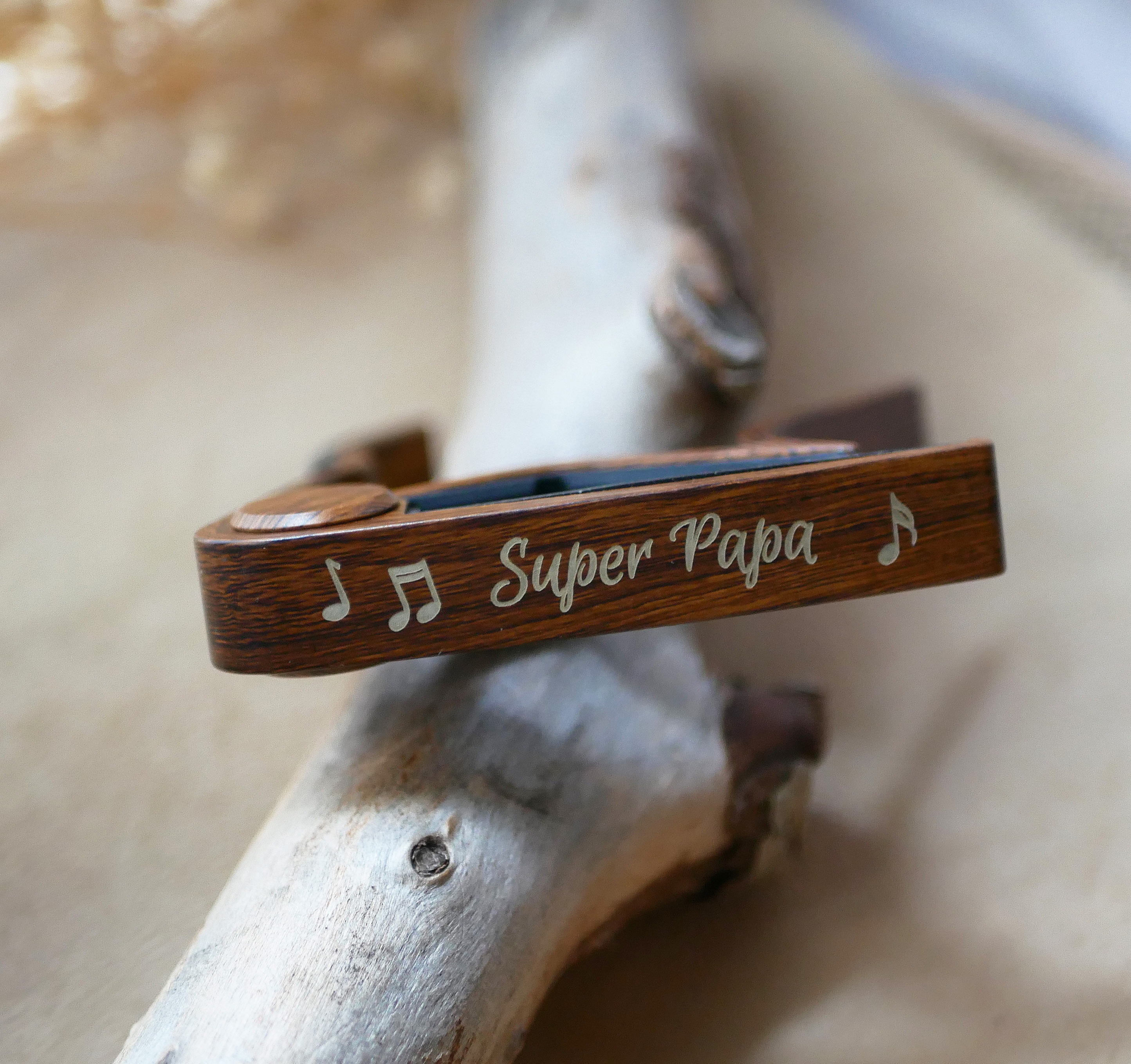 Cejilla de guitarra de aluminio grabada a medida