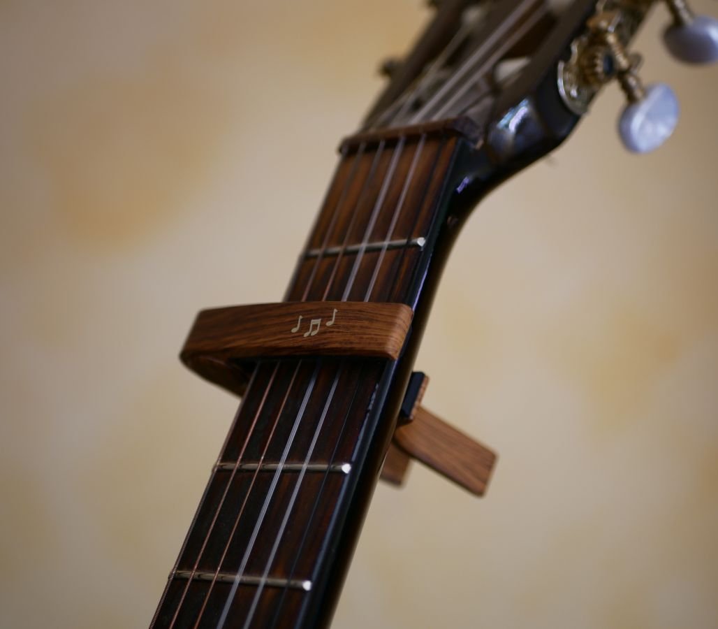Cejilla de guitarra de aluminio con grabado dorado personalizable